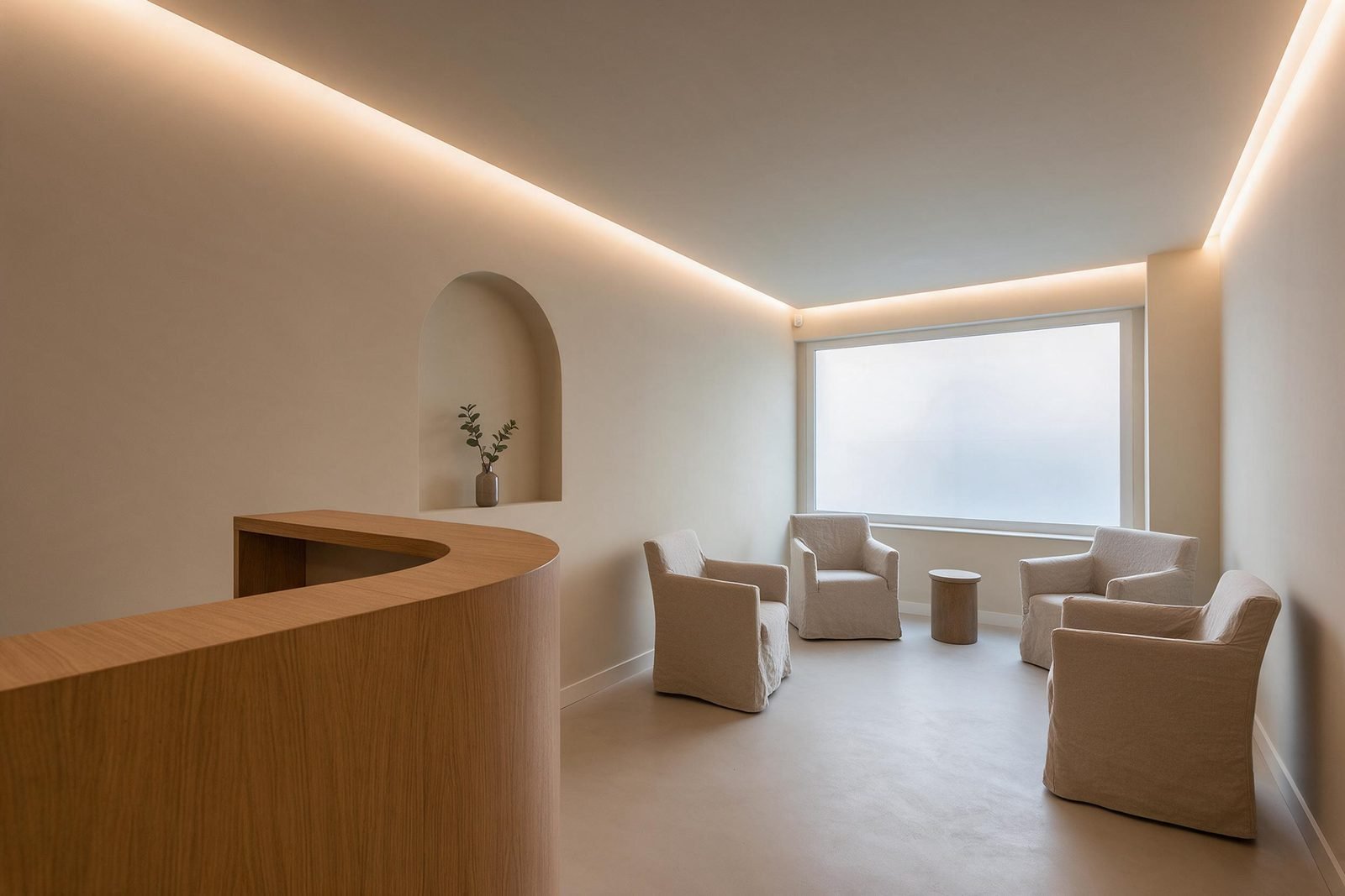 Recepción de una clínica estética reformada en Madrid con mostrador curvo de roble