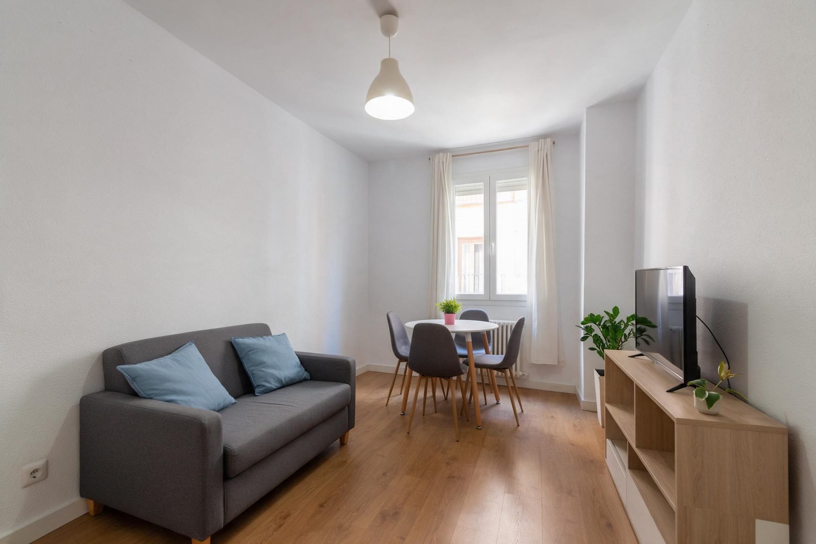 Sal&oacute;n compartido reformado en un piso de alquiler por habitaciones en Madrid