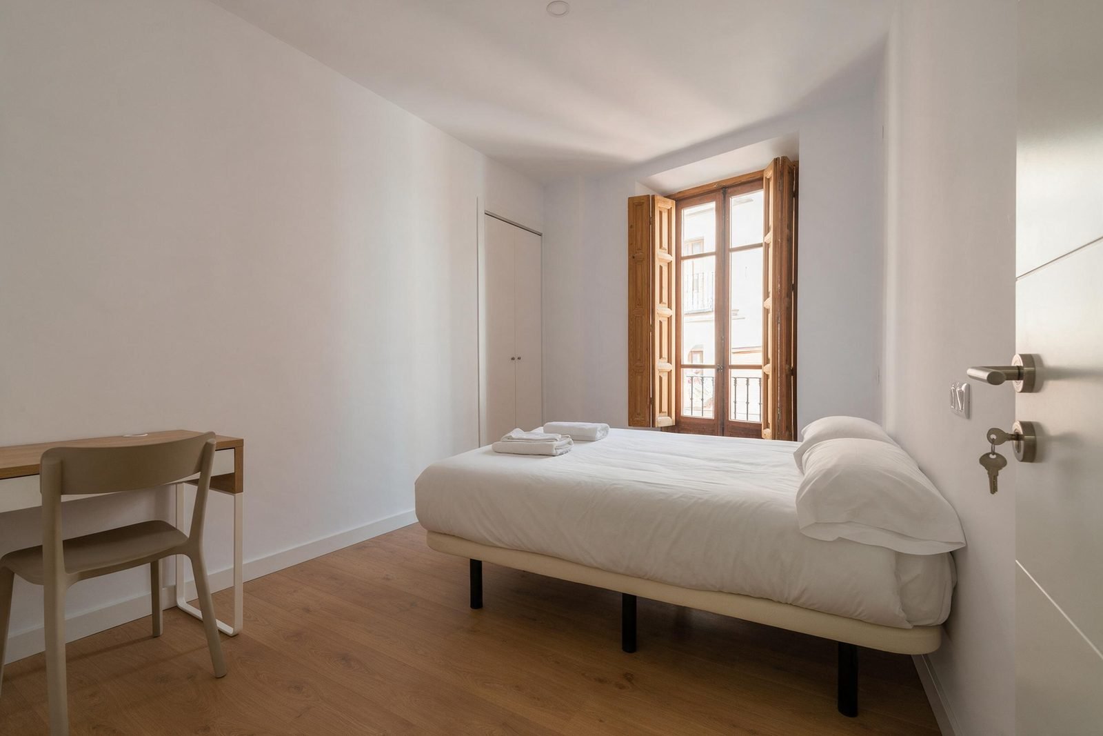 Habitación reformada en un piso para alquilar por habitaciones en Madrid, con cama, escritorio y cerradura individual
